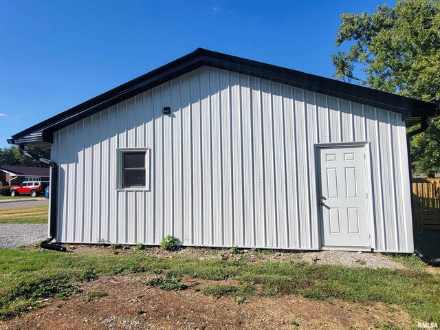 306 Bible Street, Flora, IL 62839