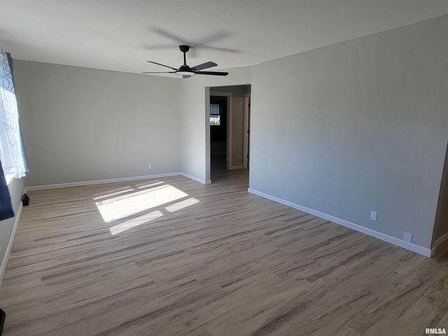 306 Bible Street, Flora, IL 62839