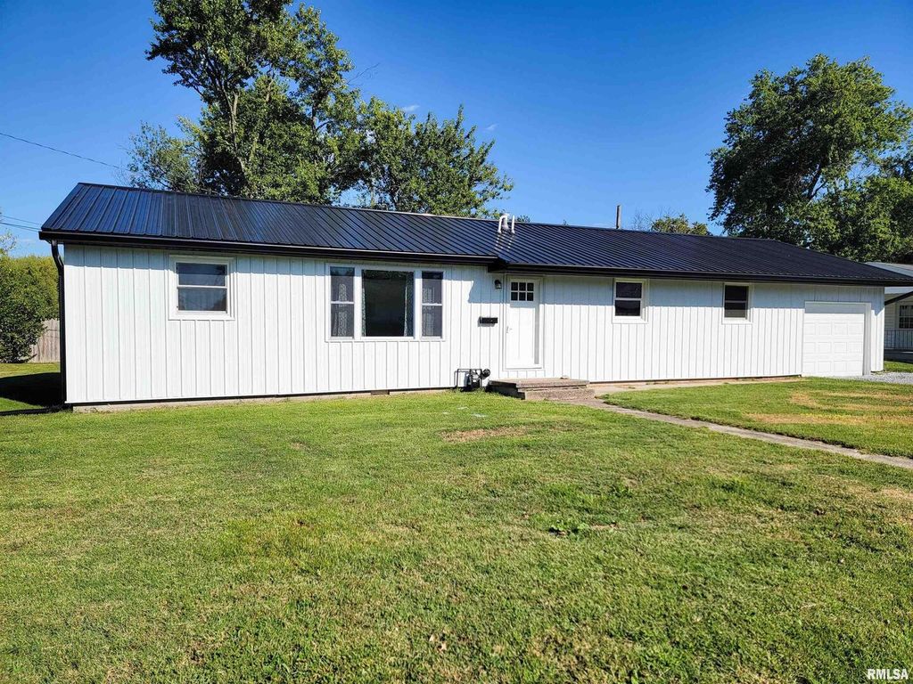 306 Bible Street, Flora, IL 62839