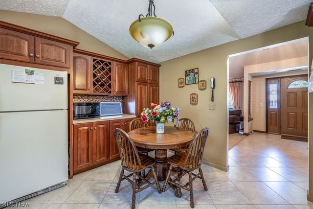 709 Oakhurst Drive, Amherst, OH 44001