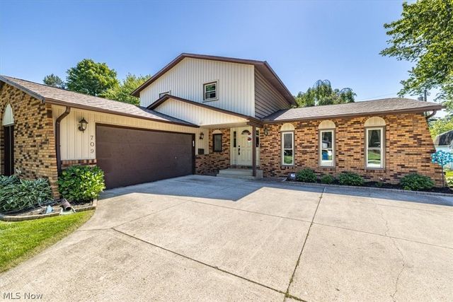 709 Oakhurst Drive, Amherst, OH 44001