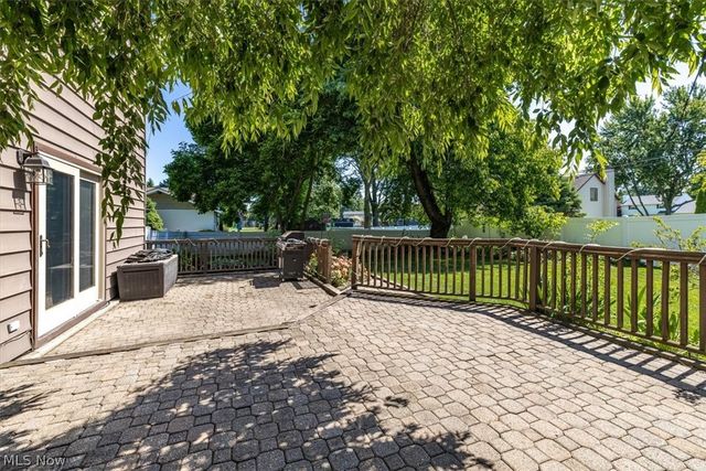 709 Oakhurst Drive, Amherst, OH 44001