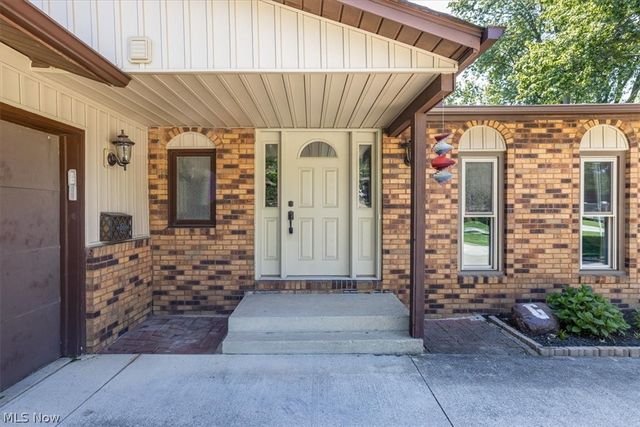709 Oakhurst Drive, Amherst, OH 44001