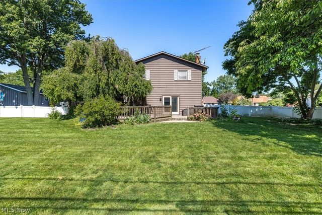 709 Oakhurst Drive, Amherst, OH 44001