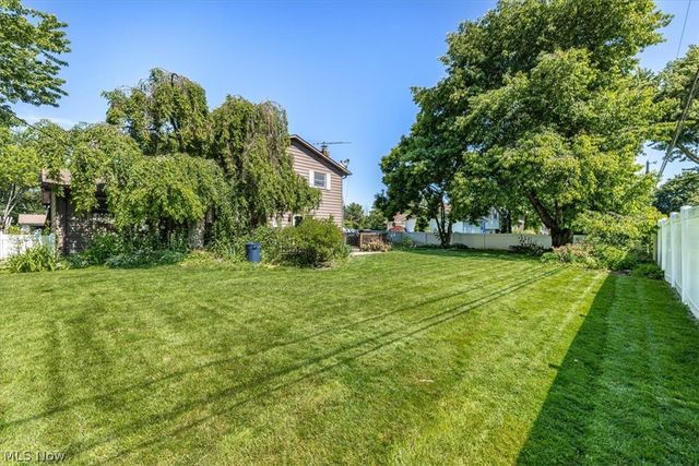 709 Oakhurst Drive, Amherst, OH 44001
