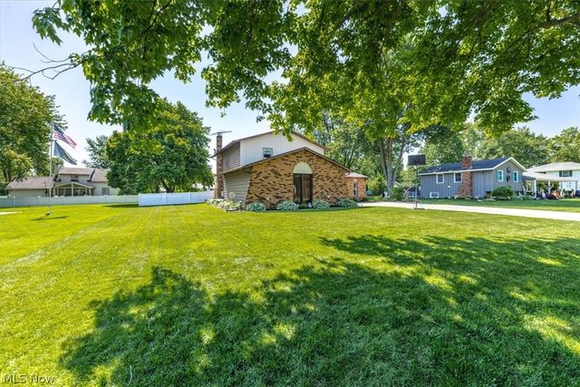709 Oakhurst Drive, Amherst, OH 44001