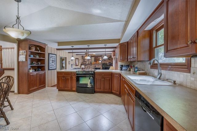 709 Oakhurst Drive, Amherst, OH 44001