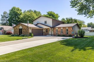 709 Oakhurst Drive, Amherst, OH 44001