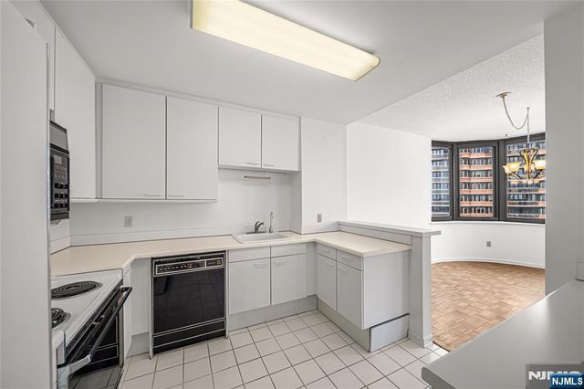 100 Carlyle Drive 10B-South, Cliffside Park, NJ 07010