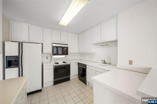 100 Carlyle Drive 10B-South, Cliffside Park, NJ 07010