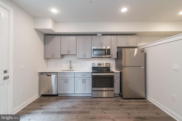 19 S 44TH ST, Philadelphia, PA 19104