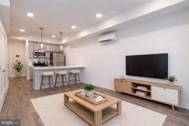 19 S 44TH ST, Philadelphia, PA 19104