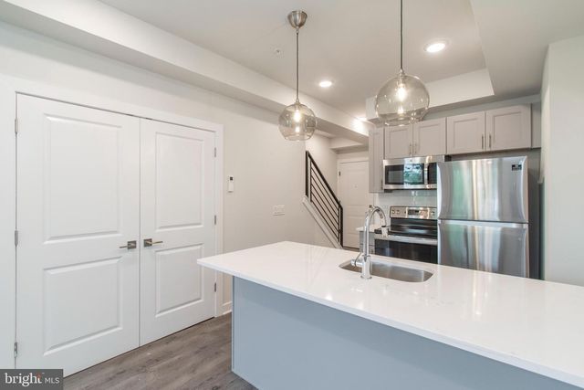 19 S 44TH ST, Philadelphia, PA 19104