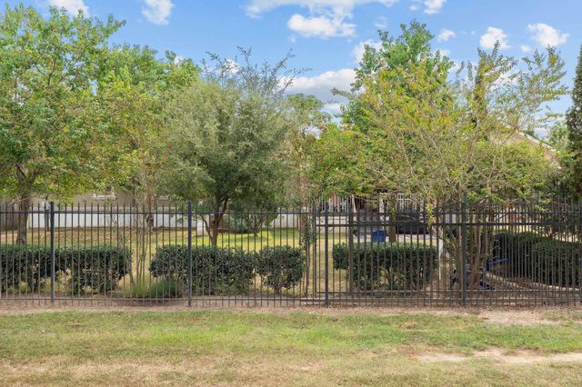 16320 Summit Oaks Drive, Conroe, TX 77303