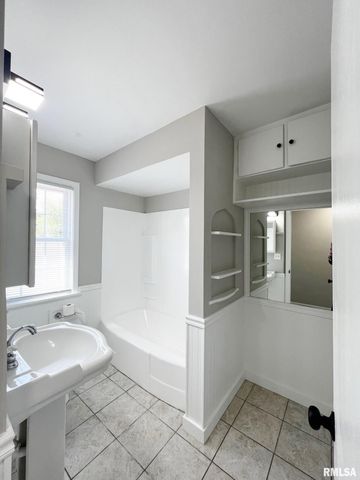 2408 W ROHMANN Avenue, West Peoria, IL 61604