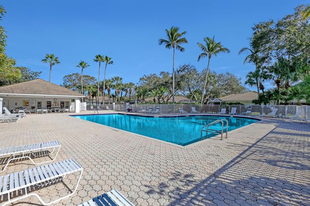3704 Water Oak Court, Palm Beach Gardens, FL 33410