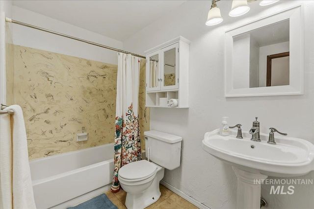 1820 N Kristen Way, Meridian, ID 83646
