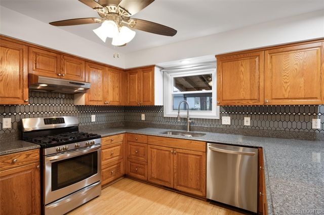 360 Arbor Pine Drive, Ortonville Village, MI 48462