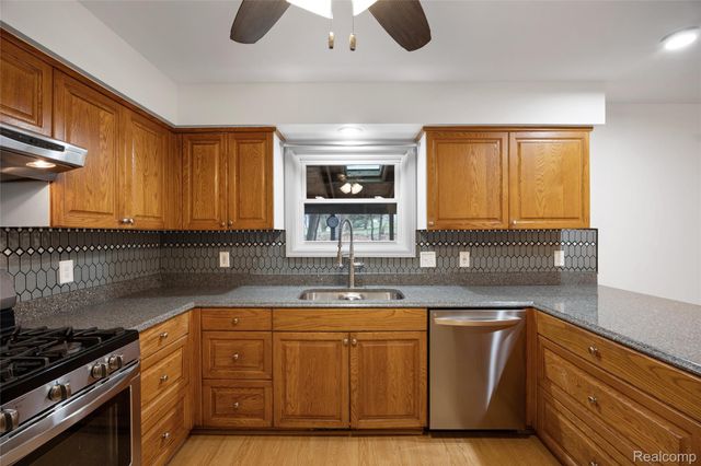 360 Arbor Pine Drive, Ortonville Village, MI 48462