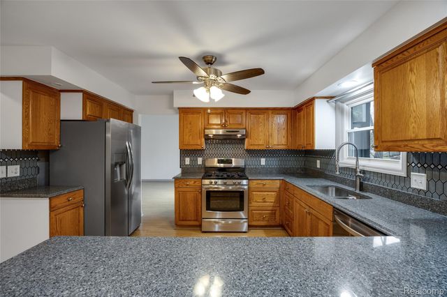 360 Arbor Pine Drive, Ortonville Village, MI 48462