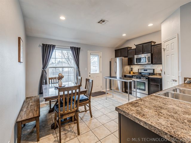 9283 S 255th East Avenue, Broken Arrow, OK 74014