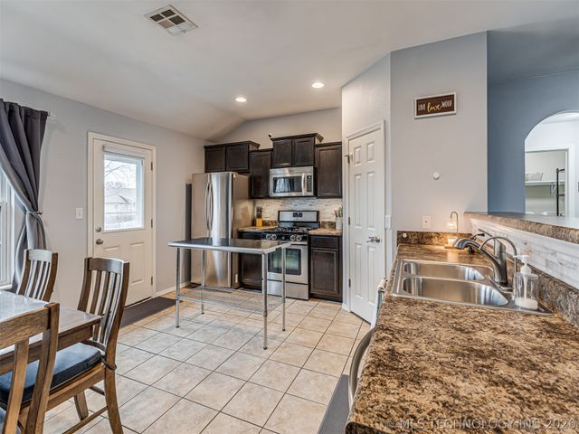 9283 S 255th East Avenue, Broken Arrow, OK 74014