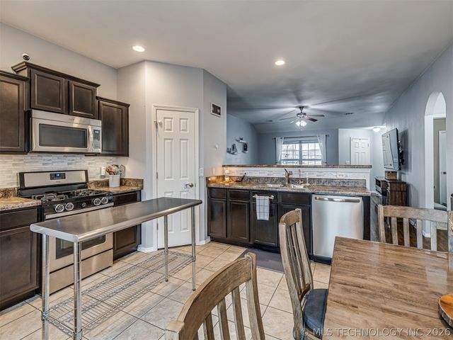 9283 S 255th East Avenue, Broken Arrow, OK 74014