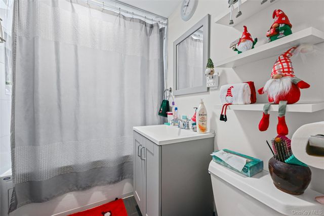 5 Chestnut Road, Inwood, NY 11096