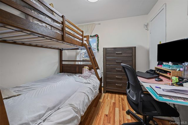 5 Chestnut Road, Inwood, NY 11096