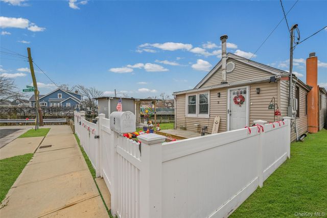 5 Chestnut Road, Inwood, NY 11096