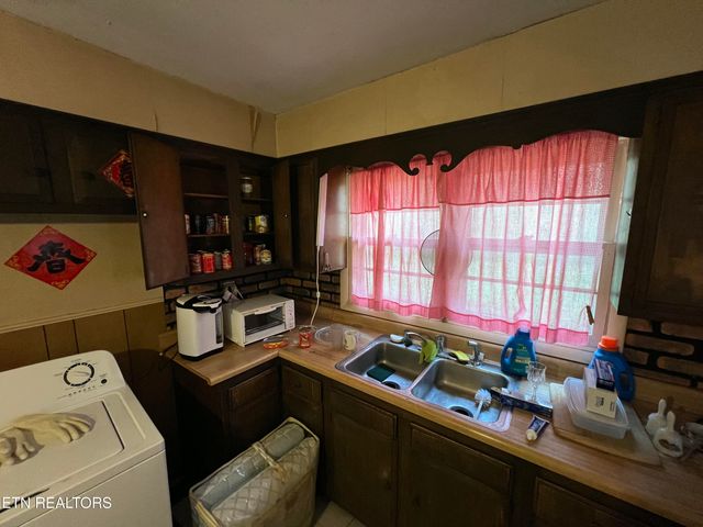 920 Oliver Springs Hwy, Clinton, TN 37716