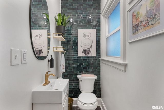 704 RIVER Drive, Bettendorf, IA 52722