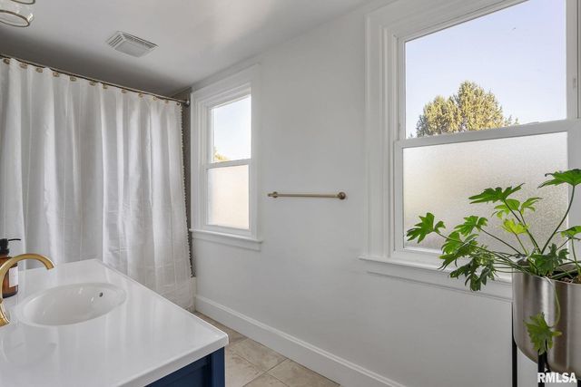 704 RIVER Drive, Bettendorf, IA 52722