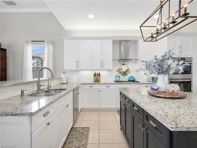 2756 Crystal WAY, Naples, FL 34119