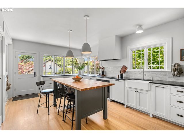 4214 Se OAK St, Portland, OR 97215