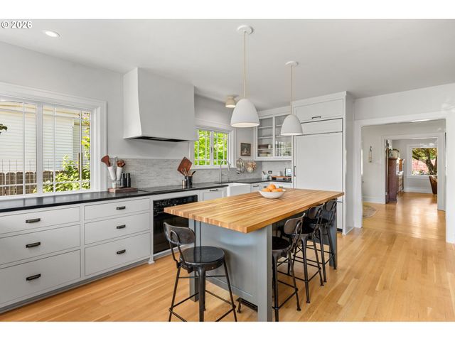 4214 Se OAK St, Portland, OR 97215