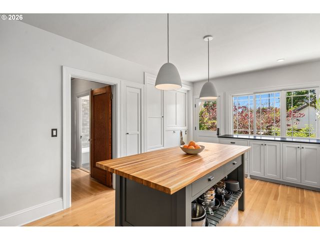 4214 Se OAK St, Portland, OR 97215