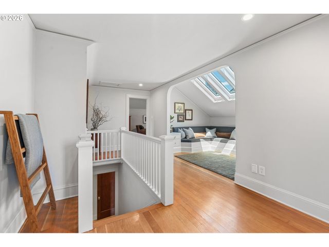 4214 Se OAK St, Portland, OR 97215