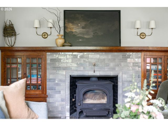 4214 Se OAK St, Portland, OR 97215