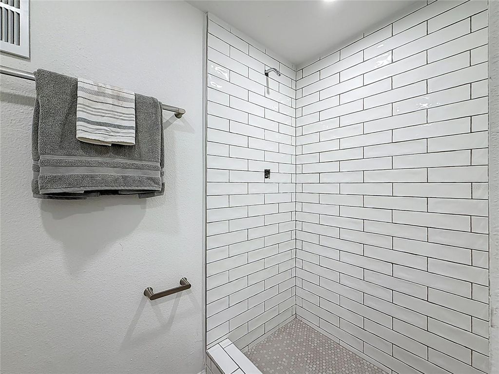 Image 18 of property listing at 4550 COVE CIRCLE 106, St Petersburg, FL 33708