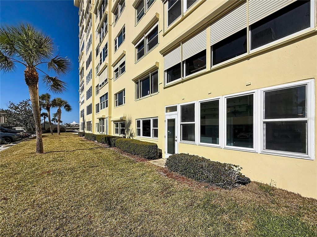 Image 30 of property listing at 4550 COVE CIRCLE 106, St Petersburg, FL 33708