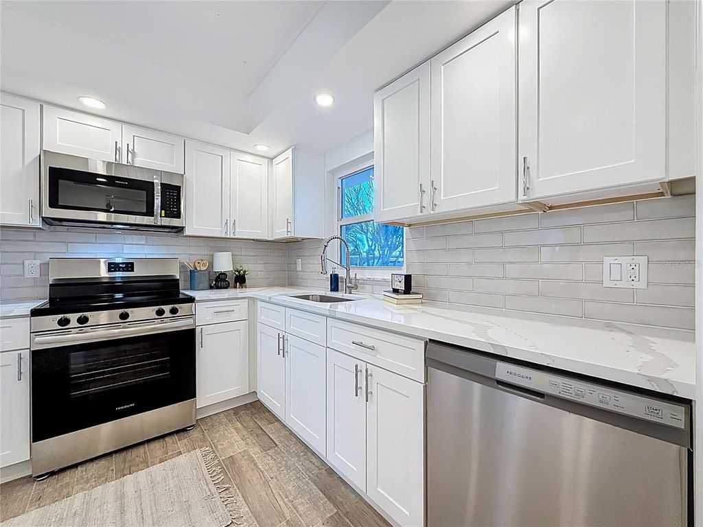 Image 4 of property listing at 4550 COVE CIRCLE 106, St Petersburg, FL 33708