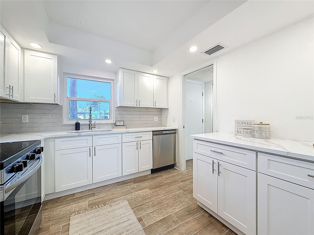 Image 8 of property listing at 4550 COVE CIRCLE 106, St Petersburg, FL 33708