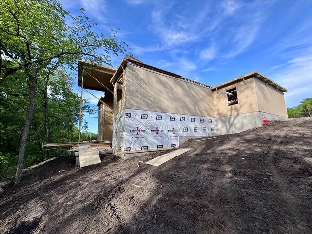 8638 Eagle Creek Drive, De Soto, KS 66018