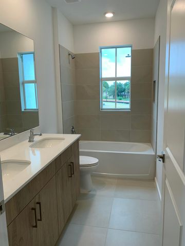 747 SE Central Parkway 43, Stuart, FL 34994