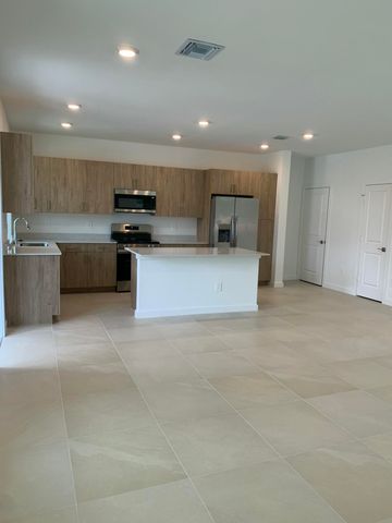 747 SE Central Parkway 43, Stuart, FL 34994