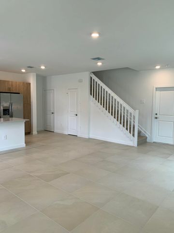 747 SE Central Parkway 43, Stuart, FL 34994