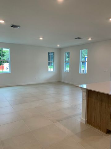 747 SE Central Parkway 43, Stuart, FL 34994