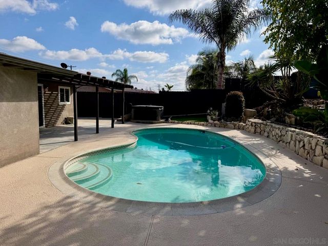 1188 Waxwing Dr., Vista, CA 92083