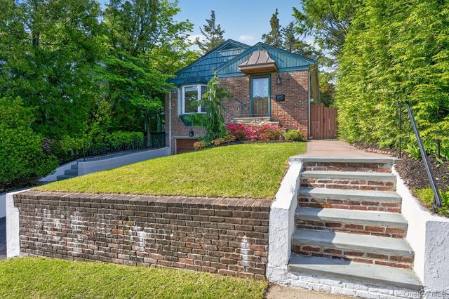 16 Warwick Place, Port Washington, NY 11050